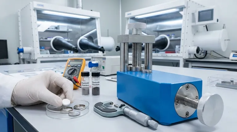 Quali sono le principali sfide nell'utilizzo del metodo di pressatura a freddo per assemblare batterie allo stato solido con elettrodi spessi? Superare il fallimento interfaciale per prestazioni stabili