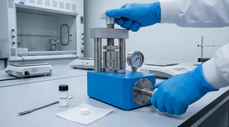 Li6PS5Cl固体電解質ペレットの作製における実験室用油圧プレスの主な役割は何ですか?最適な密度とイオン伝導率の達成