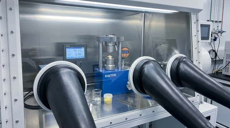 Perché l'assemblaggio di Li6PS5Cl deve avvenire in una glove box ad argon? Prevenire il degrado per batterie ad alte prestazioni