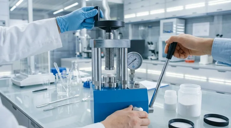 Quando si preparano corpi verdi di elettroliti BCZYYb, qual è la funzione principale di una pressa idraulica monoassiale? Raggiungere una densità ottimale per una conduttività ionica superiore