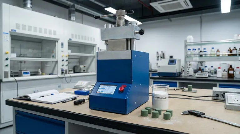 Qual è la funzione di una pressa isostatica a freddo (CIP) nel processo di formazione del corpo verde? Raggiungere una densità del 98% per elettroliti superiori