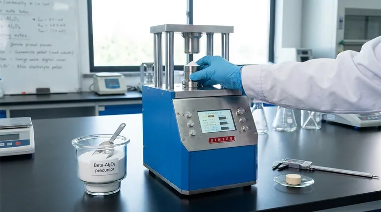 Perché è necessario utilizzare una pressa da laboratorio per compattare la polvere precursore di Beta-Al2O3? Ottenere prestazioni superiori dell'elettrolita ceramico