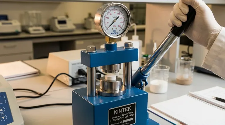 なぜ実験室用油圧プレスは98MPaという精密な圧力をかけるのですか?固体電池材料の最適な緻密化を確保するため