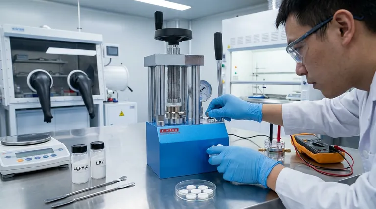 Perché una pressa idraulica da laboratorio è essenziale per la preparazione di membrane elettrolitiche allo stato solido? Ottenere batterie ad alta densità e alte prestazioni