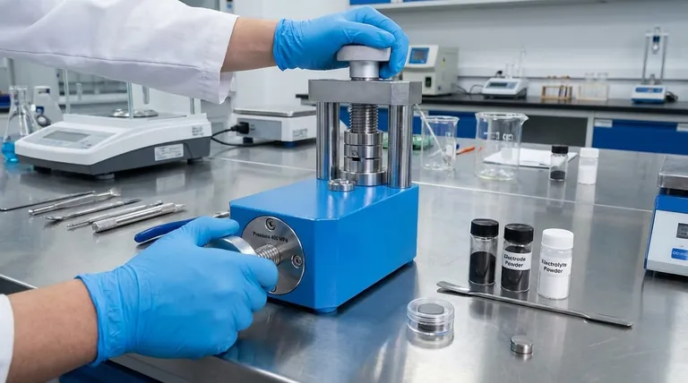 Qual è lo scopo dell'utilizzo di una pressa idraulica per la pressatura a freddo di un elettrodo su un pellet di elettrolita? Ottenere interfacce a bassa resistenza per batterie completamente allo stato solido