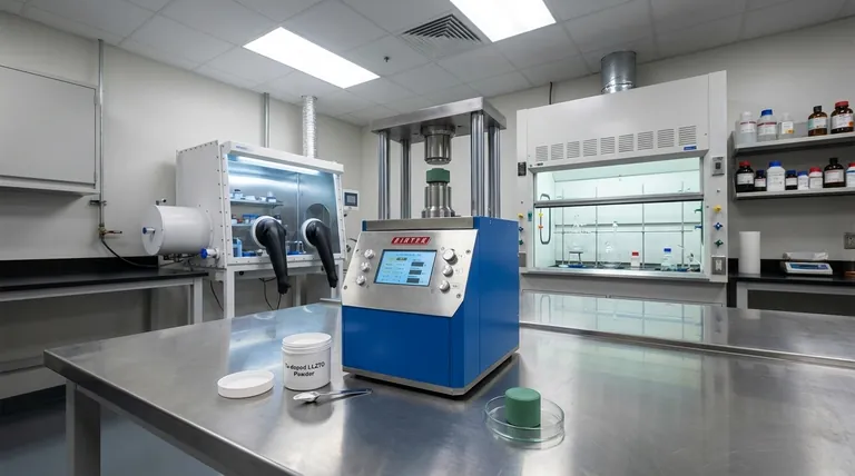 Qual è lo scopo dell'utilizzo di una pressa idraulica uniaxiale per compattare la polvere LLZTO drogata con Ta a circa 300 MPa prima della sinterizzazione? Per costruire una base densa per elettroliti allo stato solido superiori