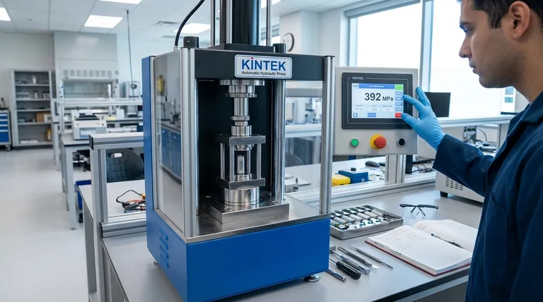 Perché viene applicata un'alta pressione fino a 392 MPa durante l'assemblaggio di batterie allo stato solido? Ottenere prestazioni superiori della batteria