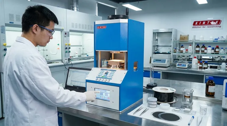 Quali sono i principali vantaggi dell'utilizzo di un processo di pressatura a caldo per l'interfaccia anodo/separatore nelle batterie allo stato solido? Migliora la durata e la stabilità della batteria