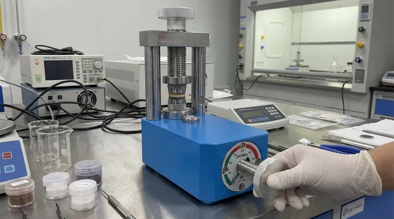 Durante l'assemblaggio di una batteria litio-zolfo completamente allo stato solido, perché viene utilizzata una pressa idraulica da laboratorio per applicare una pressione di 240 MPa agli strati di elettrolita e catodo?