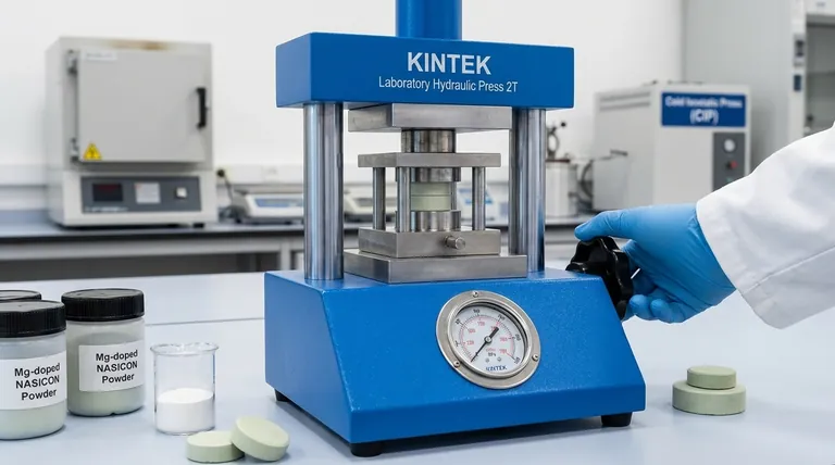 Perché è richiesta una pressione di 780 MPa per il NASICON drogato con Mg? Raggiungere una densità >97% per una conduttività ionica superiore