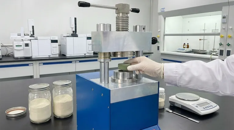 Qual è la funzione della fase di pressatura a freddo nella sintesi allo stato solido di Li2.2C0.8B0.2O3? Abilita un'efficiente diffusione ionica