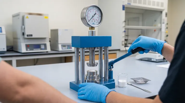 LLZO粉末を10 MPaで予備加圧する必要があるのはなぜですか？高イオン伝導率を実現するための均一な焼結を保証する