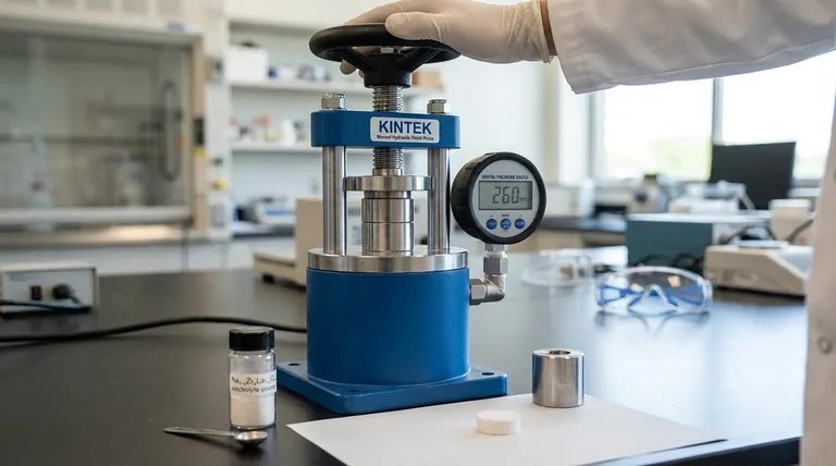 Perché la polvere di Na1-xZrxLa1-xCl4 viene pressata in un pellet? Garantire misurazioni accurate della conduttività ionica