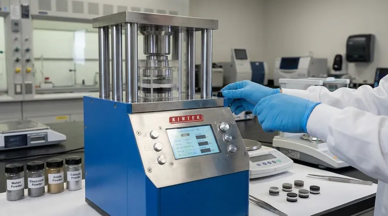 全固体電池の粉末を積層充填した後の予備圧縮に実験室用油圧プレスを使用する目的は何ですか? 安定した高性能バッテリーセルの構築