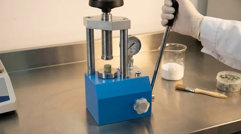 Qual è lo scopo della pre-pressatura con una pressa idraulica uniaxiale? Costruire una solida base per i tuoi materiali compositi