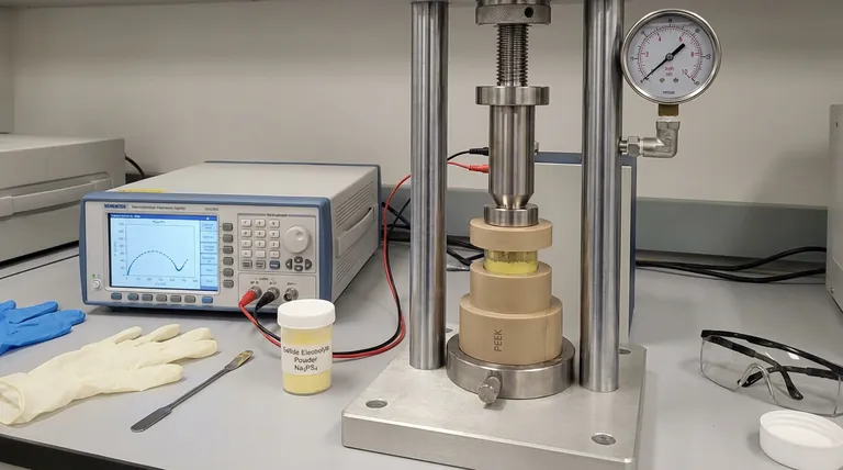 Na3PS4를 프레스할 때 PEEK 다이의 기능은 무엇인가요? 황화물 전해질의 오염 없는 현장 테스트 달성