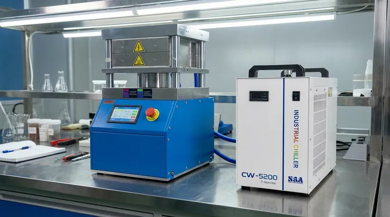 Qual é o papel principal de uma prensa hidráulica aquecida na fabricação de eletrólitos sólidos compósitos LLZTO/PVDF? Alcançar Densificação Perfeita e Otimização Interfacial