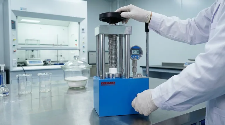 LLZTO電解質ペレットの成形における単軸油圧プレスの主な役割は何ですか?高密度全固体電池の実現