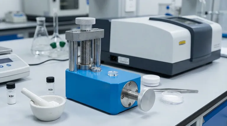 KBr 펠렛 프레스는 정확한 FTIR 분석을 보장하는 데 어떤 역할을 합니까? 신뢰할 수 있는 분광학 결과 달성