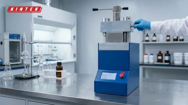 Cos'è la pressa isostatica a freddo (CIP) elettrica da laboratorio e qual è la sua funzione principale? Ottieni pezzi uniformi ad alta densità