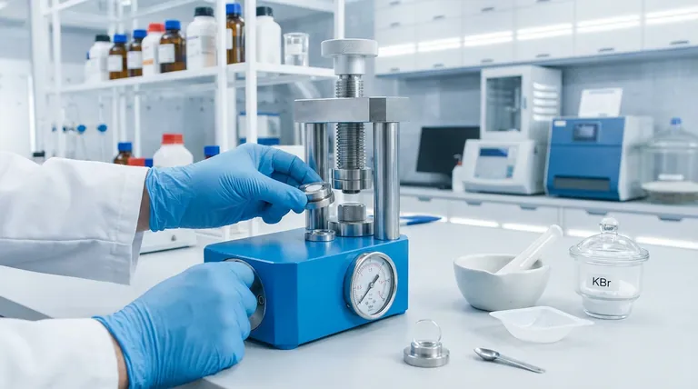 KBr 펠릿 방법(KBr pellet method)을 고체 시료 분석에 사용할 때의 장점은 무엇인가요? 손쉽게 고품질의 FTIR 스펙트럼을 얻을 수 있습니다.