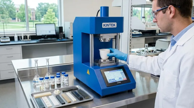 ما هي الصناعات التي تستفيد من استخدام مكابس المختبر؟ عزز البحث والتطوير ومراقبة الجودة باستخدام أدوات دقيقة