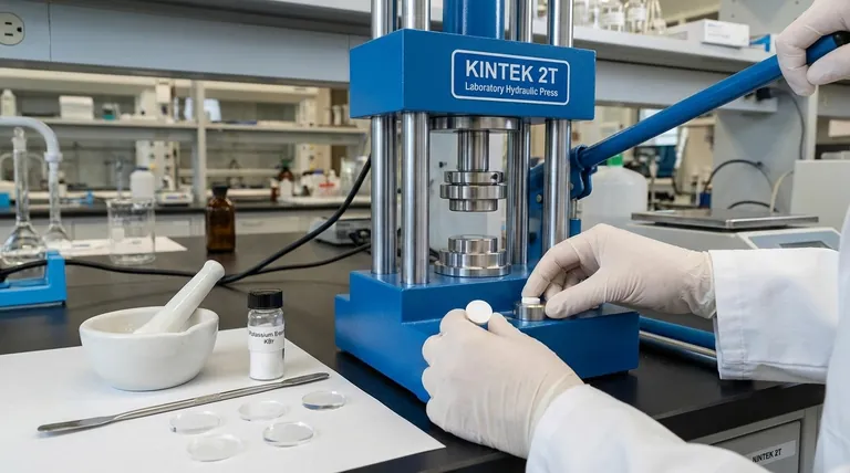 Каково основное применение гидравлического пресса в спектроскопии? Улучшение подготовки проб для точных результатов ИК-Фурье и РФА.