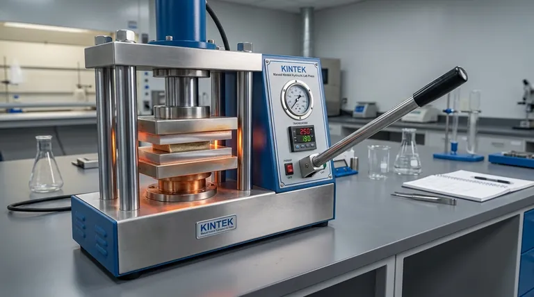 Come funziona il sistema idraulico in una pressa da laboratorio riscaldata? Amplifica la forza con precisione per il tuo laboratorio