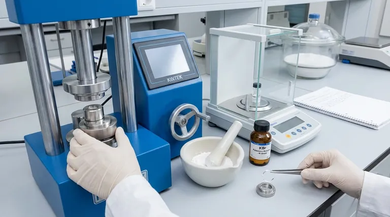 ما هي الخطوات المتبعة في تحضير عينة لتحليل FTIR باستخدام مكبس الأقراص؟ أتقن طريقة قرص KBr للحصول على نتائج واضحة