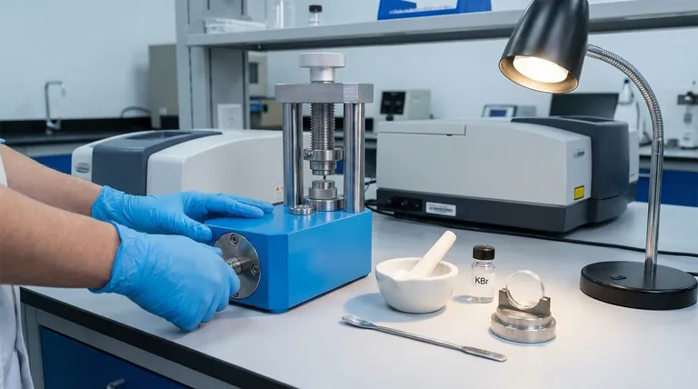 Как лабораторные прессы способствуют инфракрасной спектроскопии? Раскройте потенциал точного анализа твердых образцов