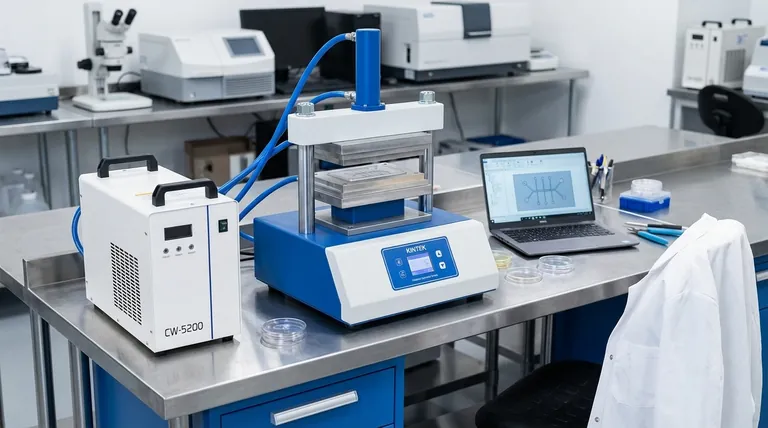 Quale ruolo svolgono le presse idrauliche nella prototipazione di dispositivi microfluidici? Accelera l'innovazione del tuo laboratorio con precisione