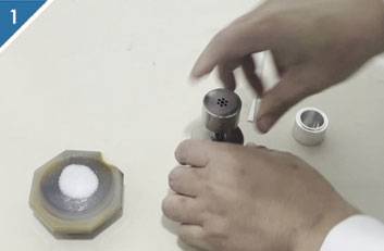1.Place the mold in the center position of the tablet press.