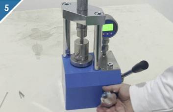 5.Loosen the oil valve counterclockwise to release pressure.