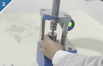3.Tighten the screw to fix the mold in place.