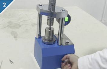 2.Tighten the oil drain valve of the tablet press clockwise.