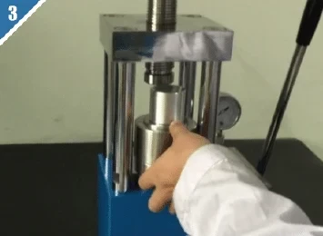 Fase 3: Assemblare lo stampo secondo il diagramma di rilascio ed espellere il campione dalla boccola dello stampo con l'asta a vite.