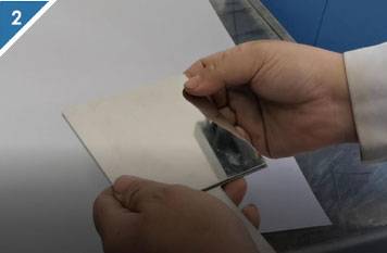 Paso 2: Sujetar la muestra con una placa de acero inoxidable y colocarla en su lugar.