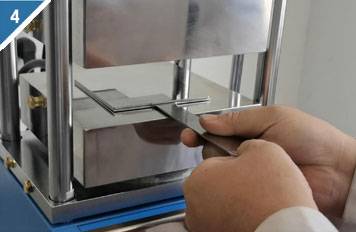 Paso 4: Retirar el molde y la muestra después del moldeo.
