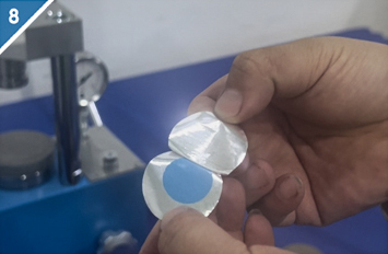 8. Extraiga la muestra prensada.