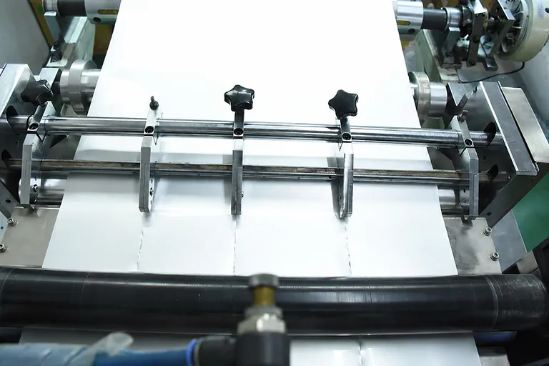 Macchina per il taglio longitudinale e segmentato di film in alluminio-plastica per batterie al litio a sacchetto 1