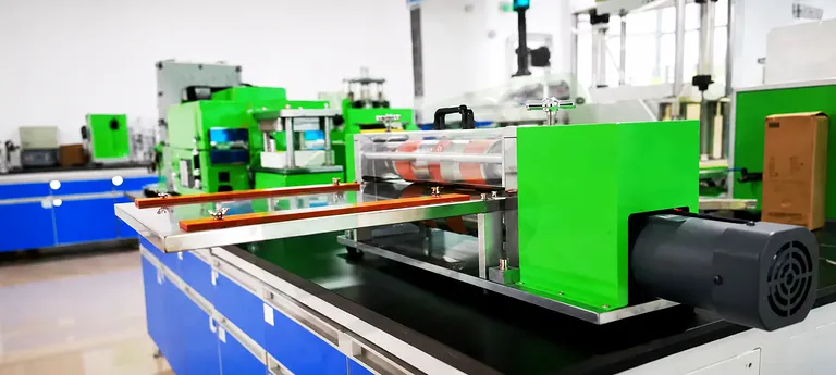 Taglierina elettrica per fogli di elettrodi positivi e negativi per batterie ai polimeri e al litio 1