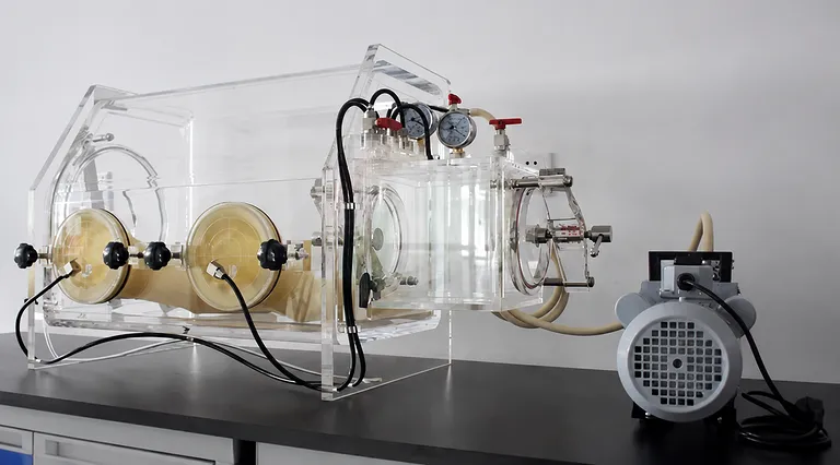 Glove box in acrilico per uso in laboratorio e trattamento di materiali in atmosfera inerte 2