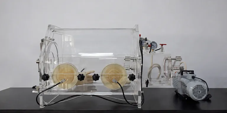 Glove box in acrilico per uso in laboratorio e trattamento di materiali in atmosfera inerte 1