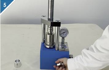 5. Allentare la valvola di scarico dell'olio in senso antiorario per rilasciare la pressione.