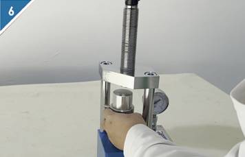 Fase 6: rimuovere lo stampo pressato dalla pressa per compresse
