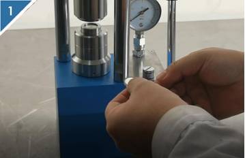 1. Coloque la pila de botón ensamblada en el molde de sellado de la máquina de sellado.