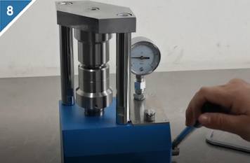 8. Presione hacia abajo la presión a unos 2mpa-5mpa para separar la pila de botón sellada.