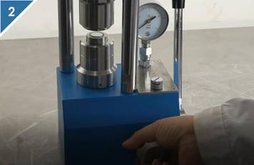 2. Apriete la válvula de drenaje de aceite de la máquina de sellado en el sentido de las agujas del reloj.