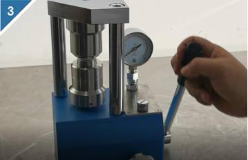 3. Scuotere la barra della maniglia avanti e indietro per avviare la pressurizzazione.