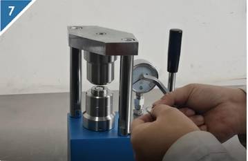 7. Inserire la batteria a bottone testata nello stampo di sformatura.